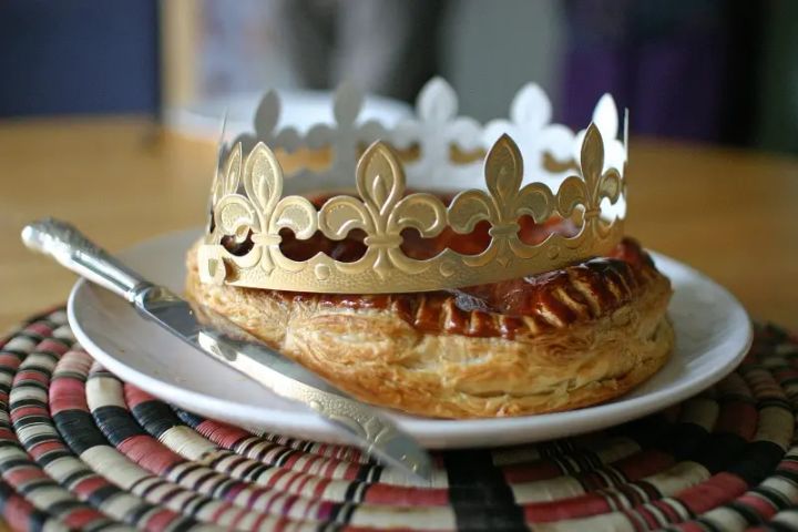 A Three Kings' Day cake and the paper crown for whoever finds the bean in their slice - © Wikimedia Commons