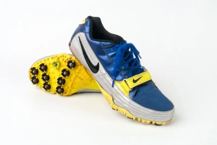 Die Spikes der Läuferin Kim Gevaert – © Sportimonium, Hofstade-Zemst – erfgoedplus.be