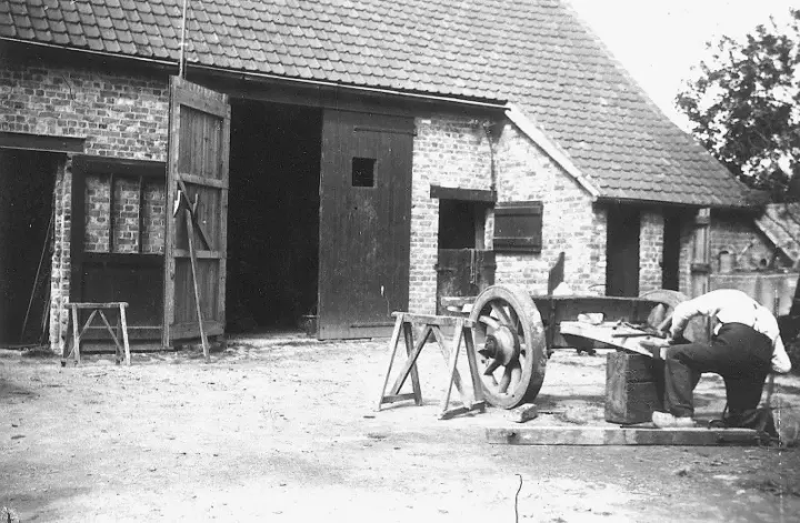 Wagenmaker Henri Vandewalle uit Ramskapelle (Nieuwpoort), ca. 1940-1950 - © CAG, collectie Dries Claeys