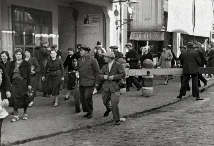 Cross-border workers in Menen on their way to France, 1930 - © Amsab-ISG, Ghent - Photo: Waro Agency