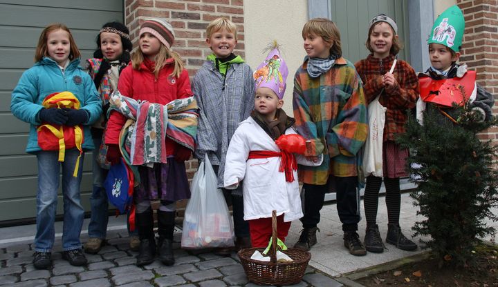 Children in costume singing for Saint Martin's Day, 2010 - mechelenblogt.be, photo by Jan Smets