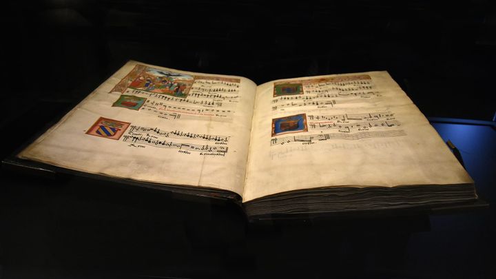 Het Mechels Koorboek uit het atelier van Alamire, ca. 1515 - Wikimedia Commons, foto Paul Hermans