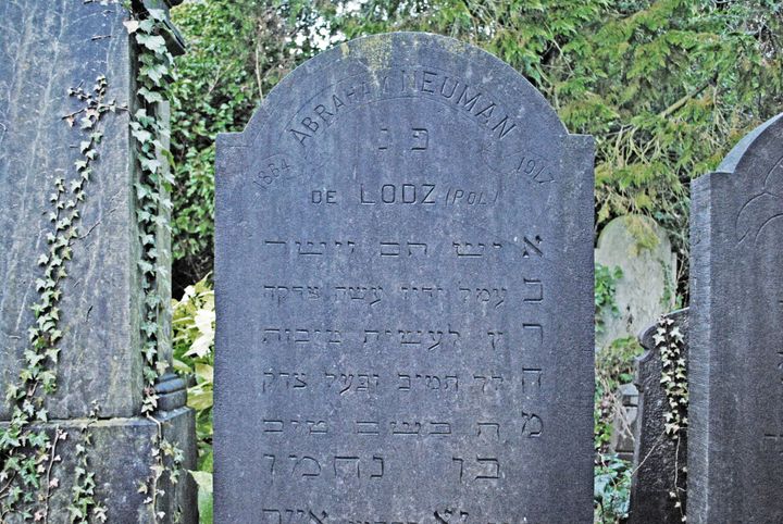 Grafsteen van de in Polen geboren Abraham Neuman, 1917 - Wikimedia Commons, foto Moïse Abramovitch