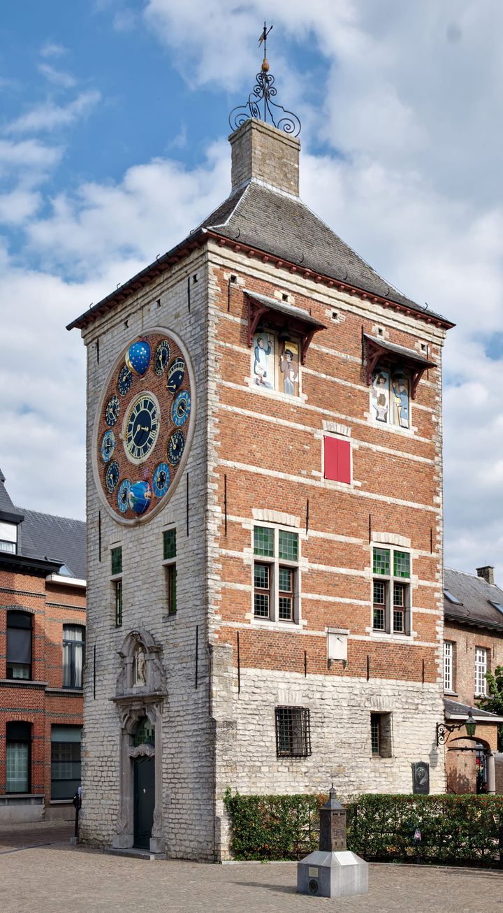 De Zimmertoren in Lier met astronomische klok - Wikimedia Commons, foto Benoit Brummer