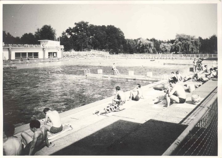 Het oude openluchtzwembad van 'Hofstade Plage'. Foto uit de collectie van het Sportimonium
