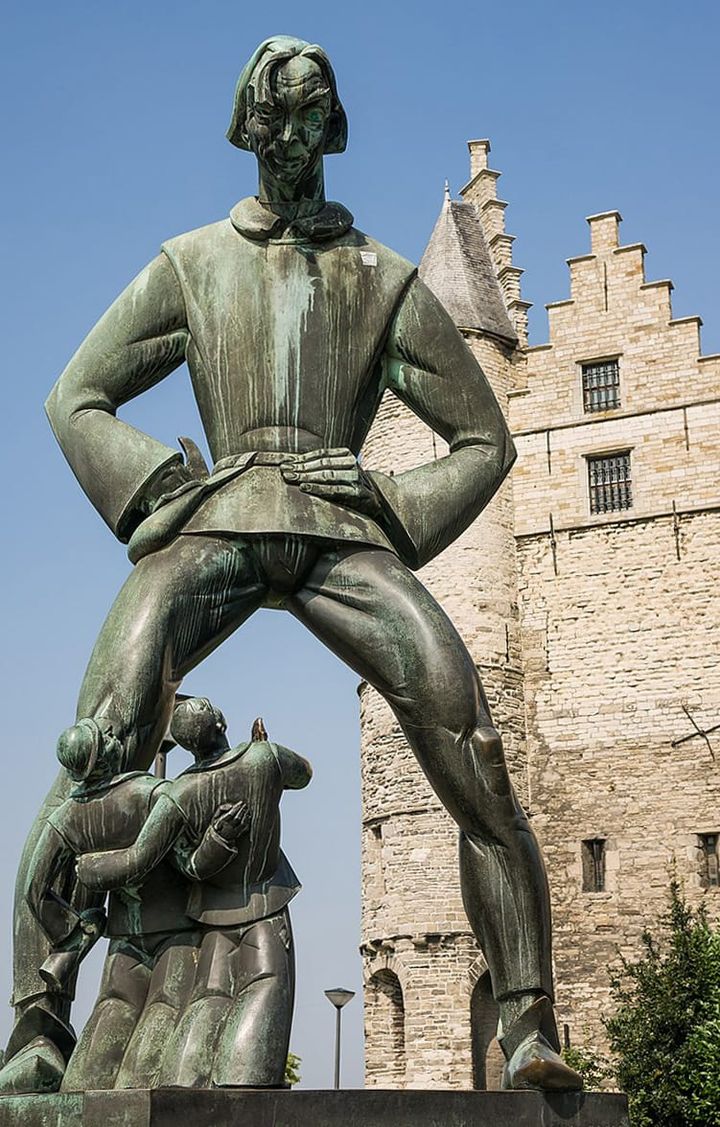 Statue de Lange Wapper à l'entrée de Het Steen, 1962 - Photo : Albert Poels