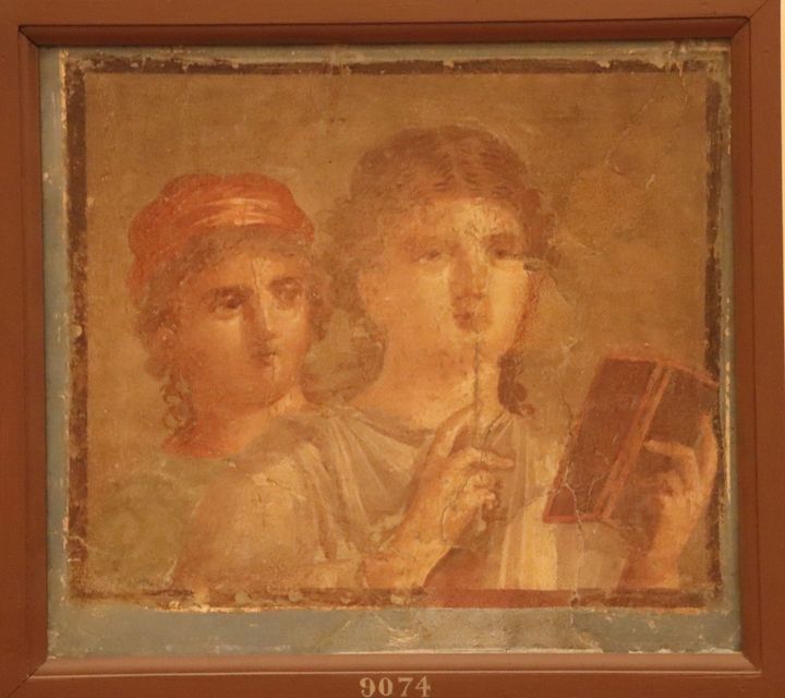 Fresque romaine représentant une femme avec un stylet, Ier siècle. Wikimedia Commons (Musée archéologique national de Naples)