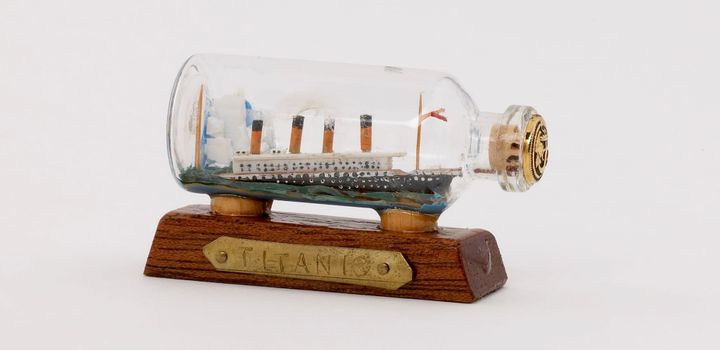 Maquette de bateau dans une bouteille, représentant la collision du « Titanic » avec un bloc de glace, 1991. Collection de la ville d'Anvers (MAS), AS.1991.033.001, photo : Bart Huysmans & Michel Wuyts