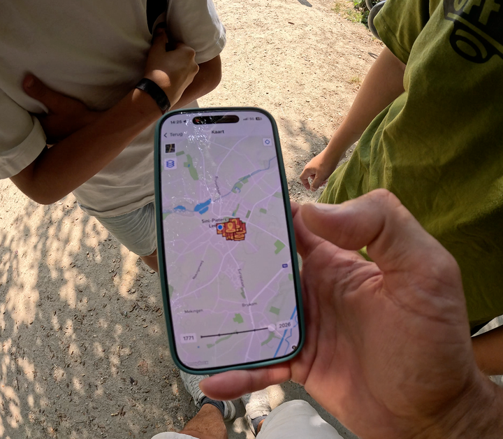 Un petit groupe de personnes en excursion avec le ErfgoedApp