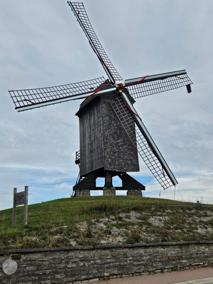 El molino de Rullegem, en Herzele, se encuentra en señal de luto. De una de sus aspas cuelga una bandera negra, en señal de protesta contra los recortes en el sector del patrimonio y la cultura.