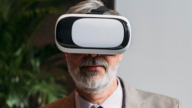 Historic First—Judge Dons Oculus VR Headset To Experience Crime
