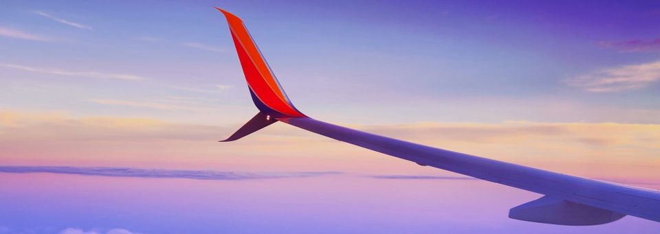 ✈️ 听懂乘务员广播：英语学习者实用指南