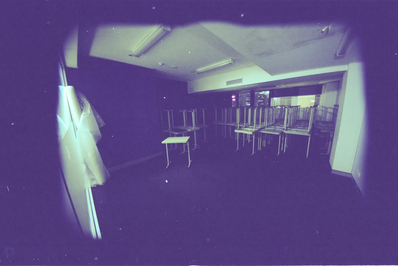 Desks gather in groups in the corner of the room. Kodak Porta 160