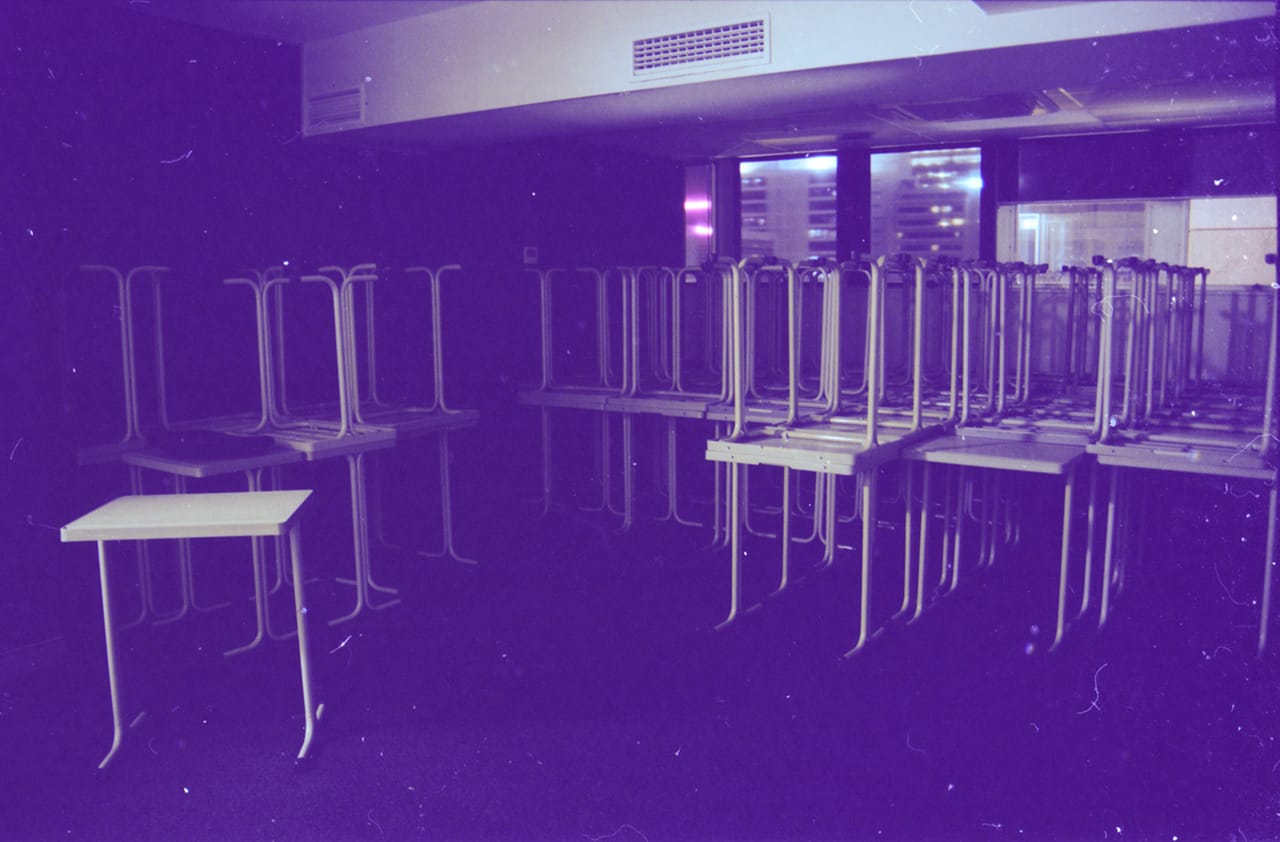 Desks gather in groups in the corner of the room. Kodak Porta 160