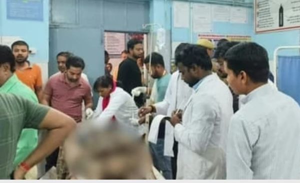 हैंडपंप पाईप के चक्कर में, झूलसा मजदूर, प्रधानपुत्र पुलिस हिरासत में...