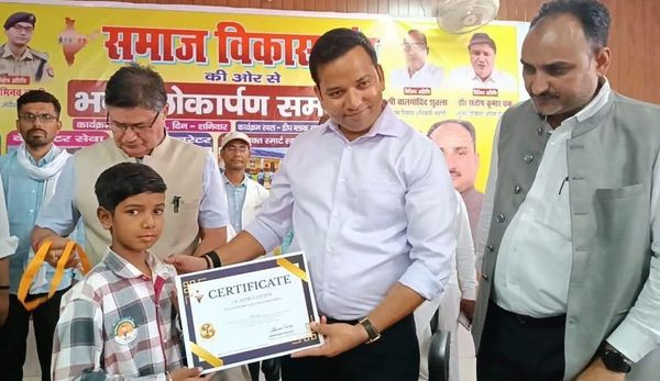 युवा सोच-युवा जोश✔️ लौट रहें जन्मभूमि के सपूत, गाँव-गलियो को दे रहें यह सेवा...