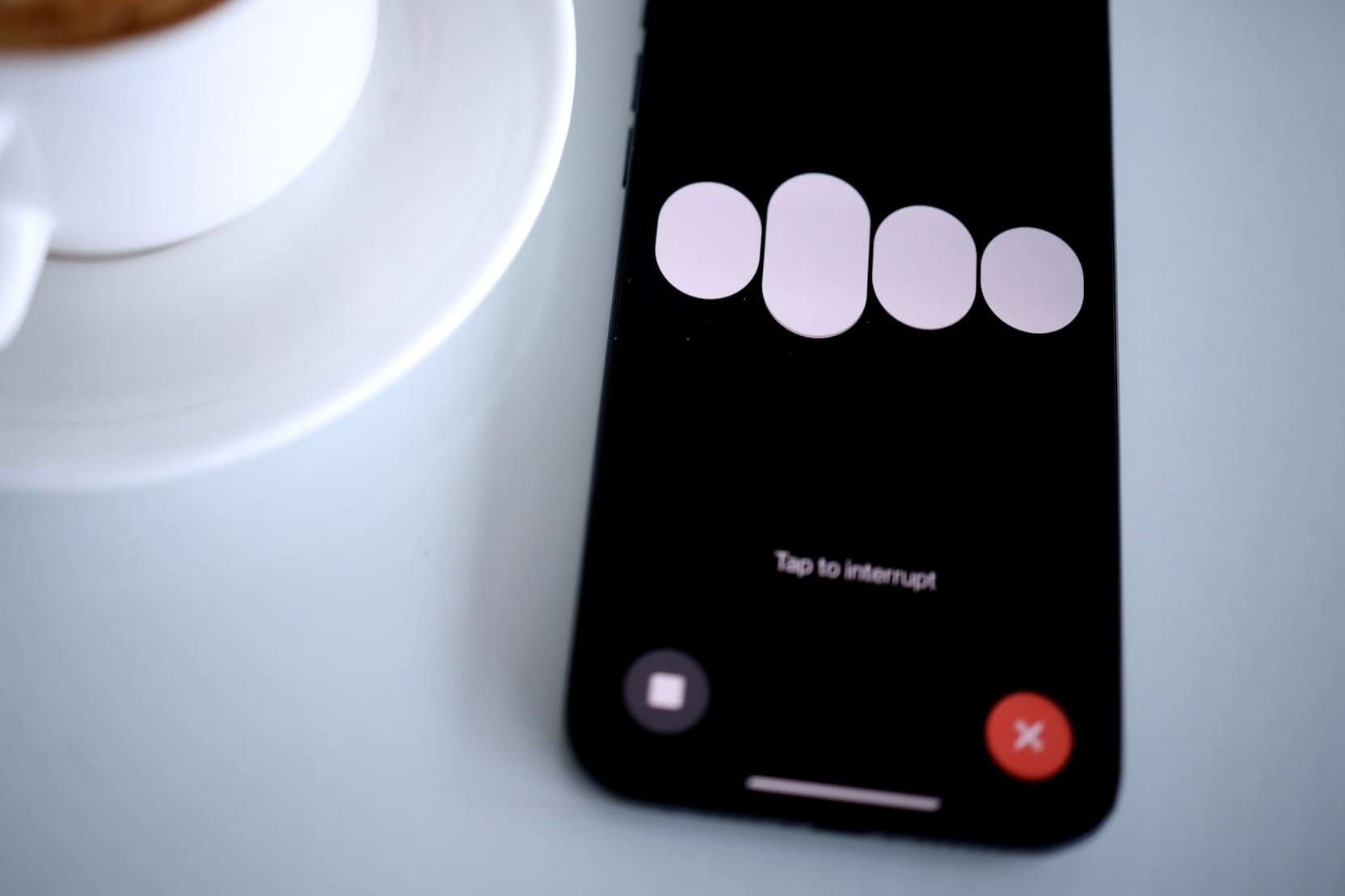 ein iPhone mit ChatGPT 4o neben einer Tasse Kaffee