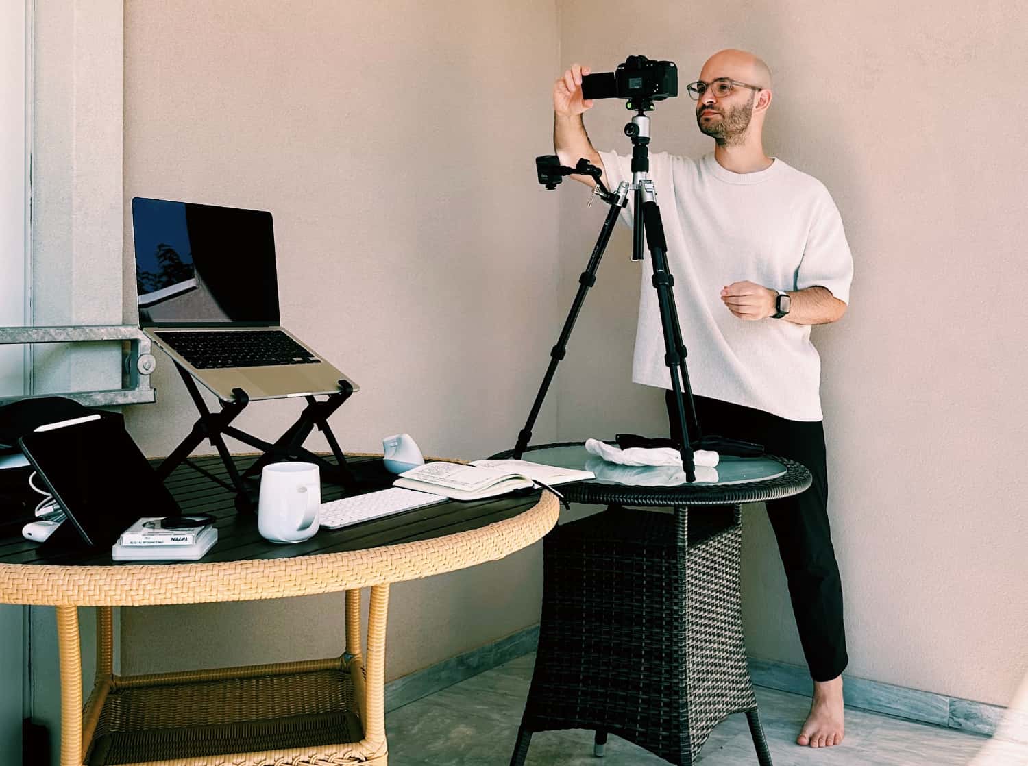 Christos Stavrou erstellt ein Portfolio in seinem Home-Office, zeigt seine kreative Arbeitsumgebung und Equipment für UX Design
