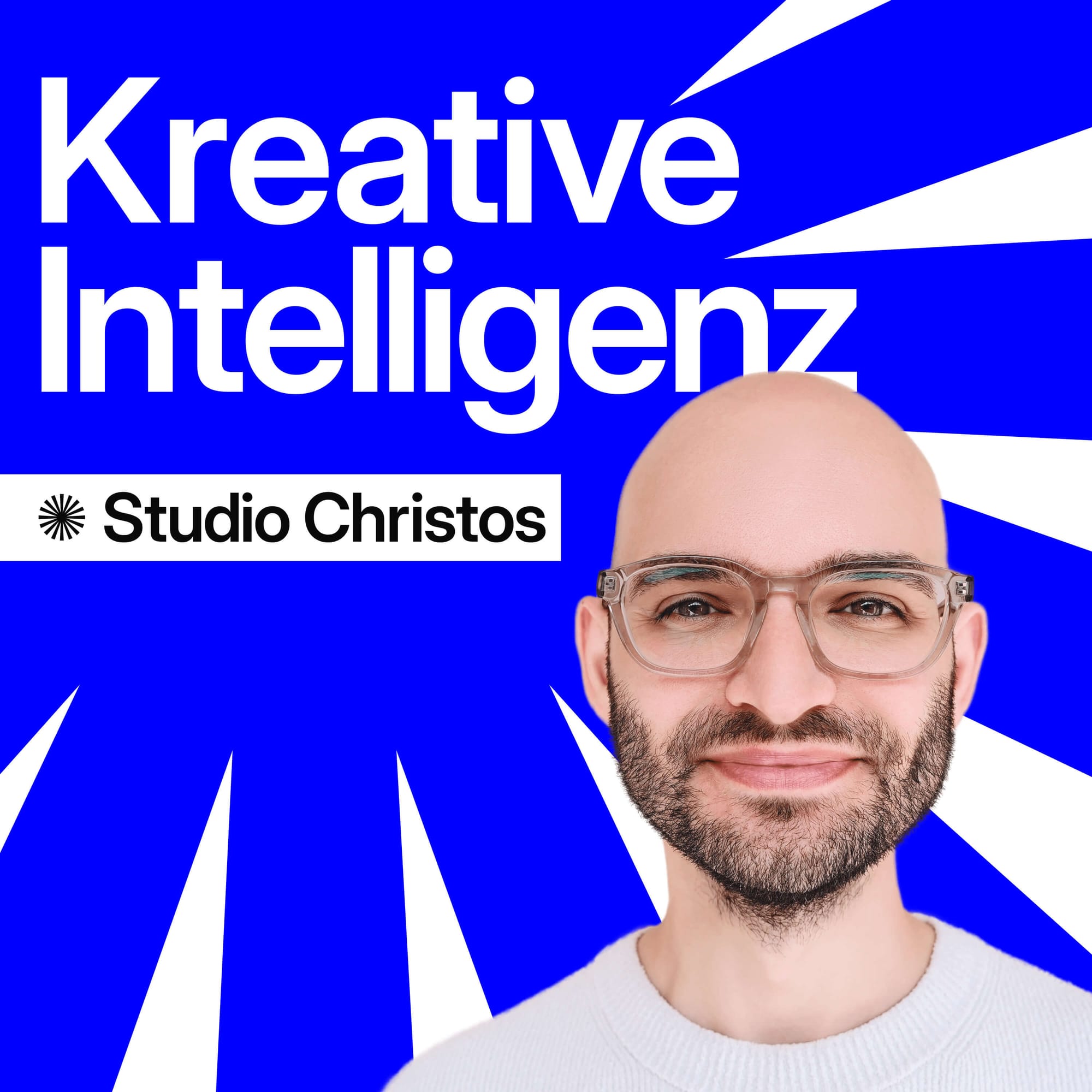 Christos Stavrou, Podcast-Host mit Glatze und Brille, vor blauem Design mit "Kreative Intelligenz" und "Studio Christos" Logo