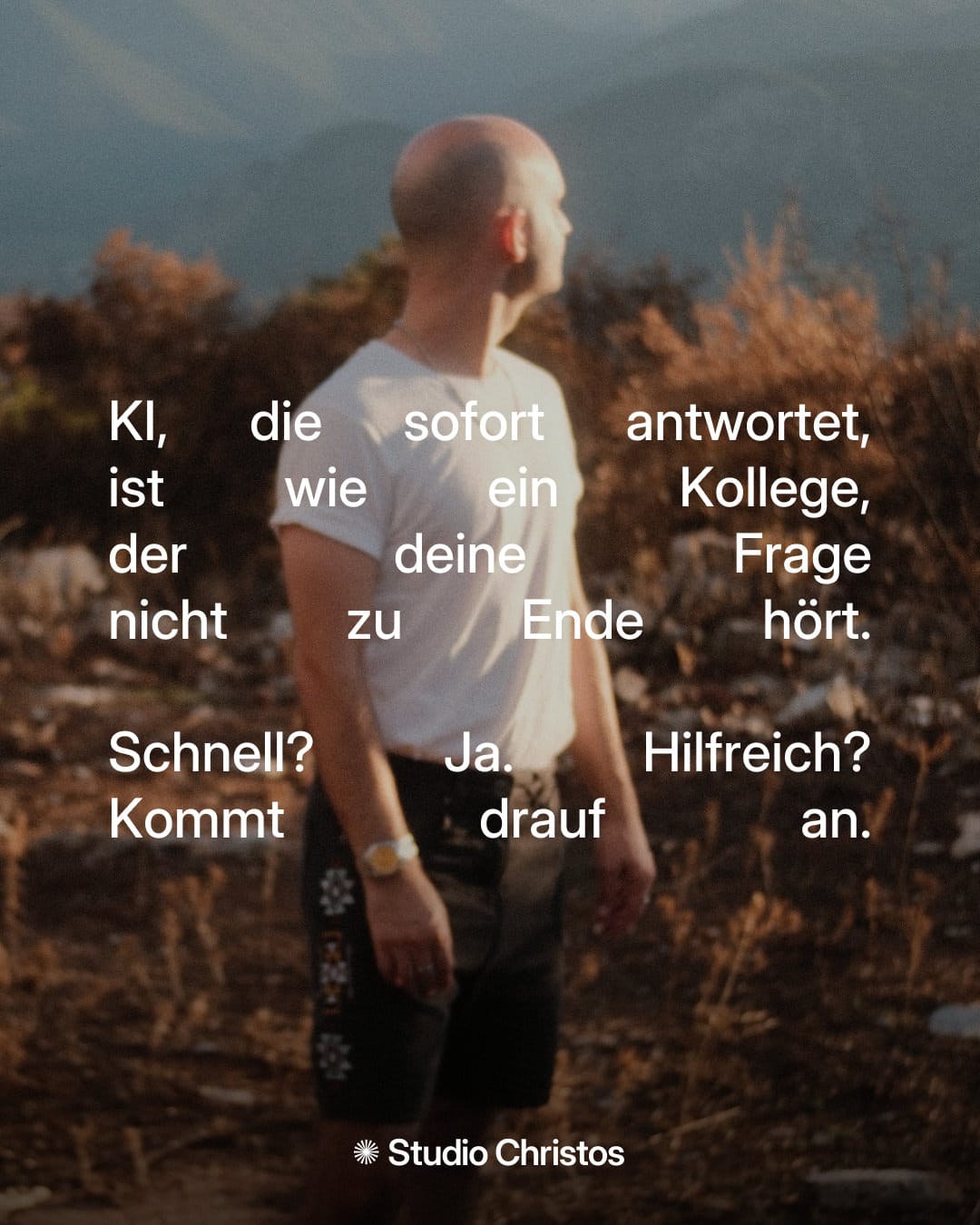 Christos Stavrou blickt in die Ferne, darüber das Zitat: KI, die sofort antwortet, ist wie ein Kollege, der deine Frage nicht zu Ende hört.