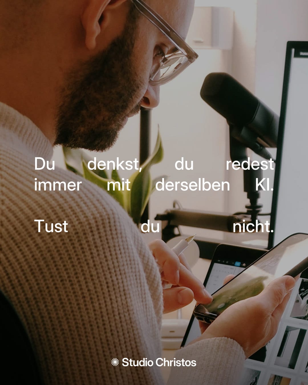 Mann am Handy mit Zitat: Du denkst, du redest immer mit derselben KI. Tust du nicht. Hinweis auf ChatGPT Router-System.