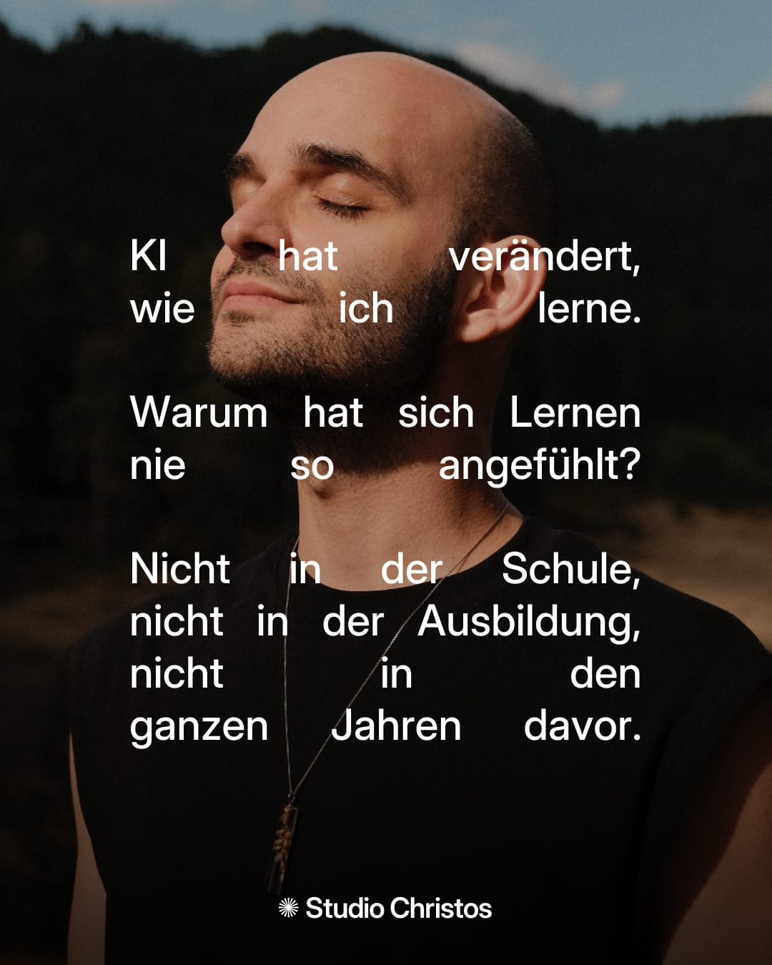 Mann schließt entspannt die Augen. Text: Lernen mit KI. Warum hat sich Lernen nie so angefühlt?