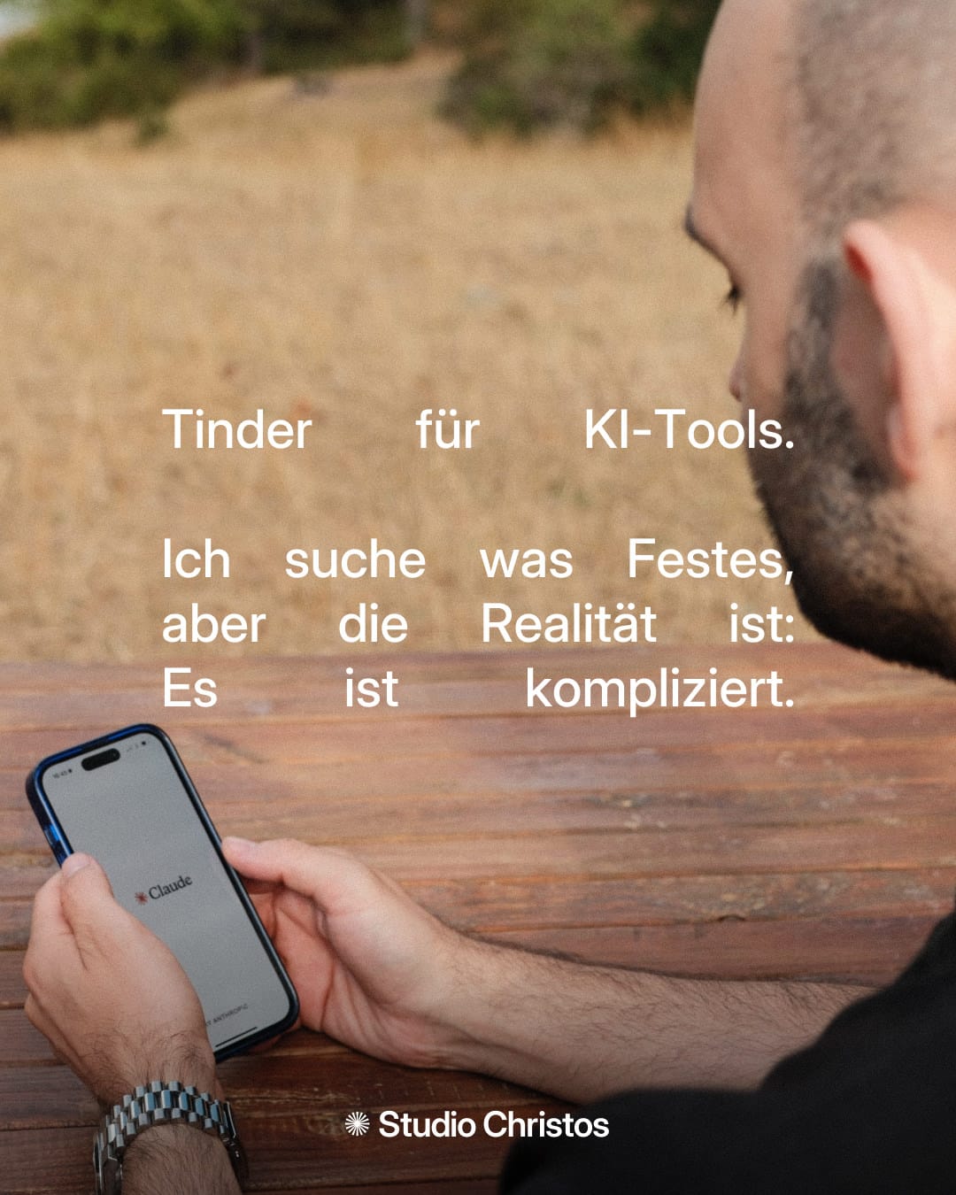 Tinder für KI-Tools - Zitat über die Schwierigkeit, sich für ein KI-Modell zu entscheiden, mit Claude-App auf Smartphone