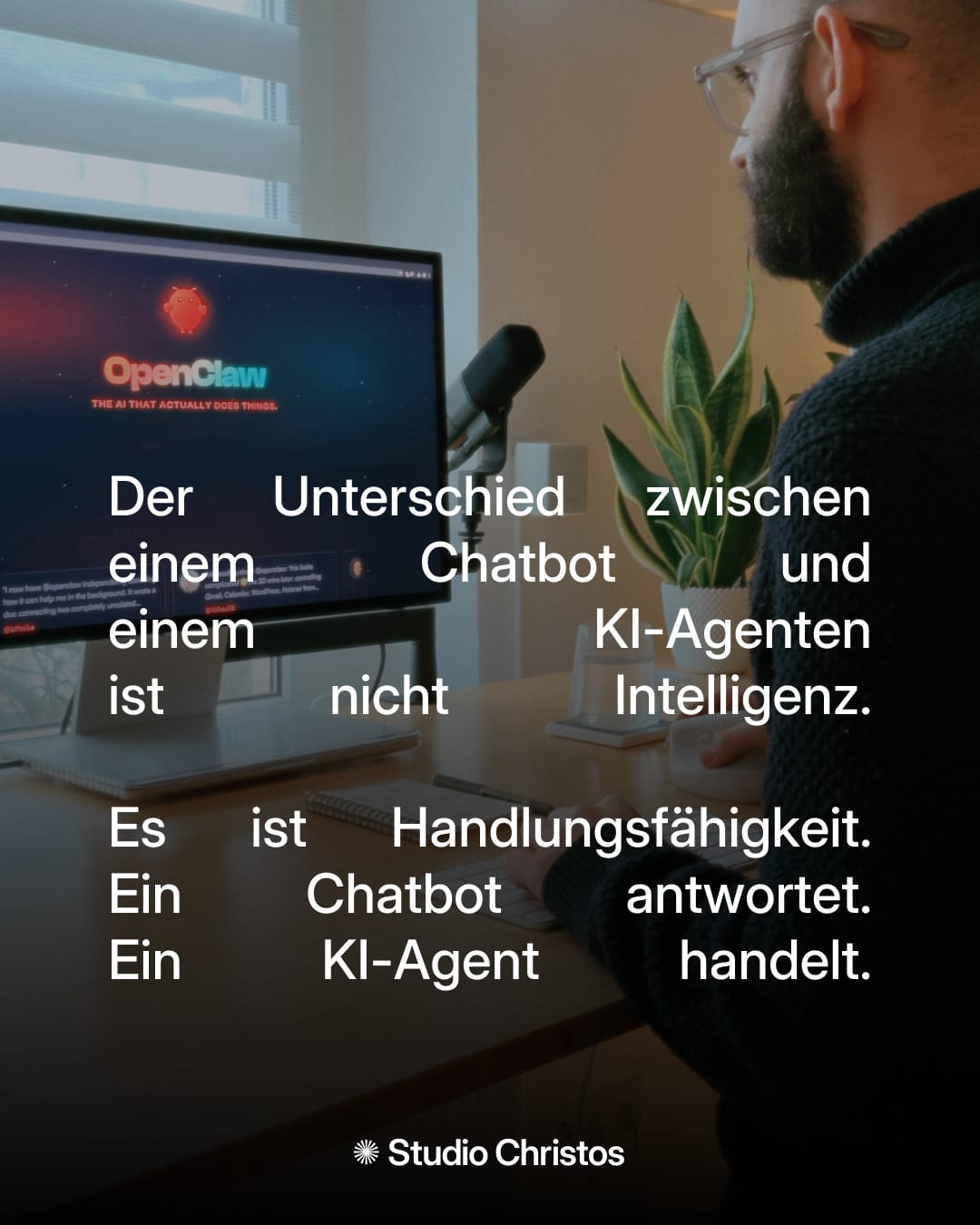Zitat: Ein KI-Agent handelt. Mann am Monitor mit OpenClaw. Smarte Handlungsfaehigkeit für die KI-Community.