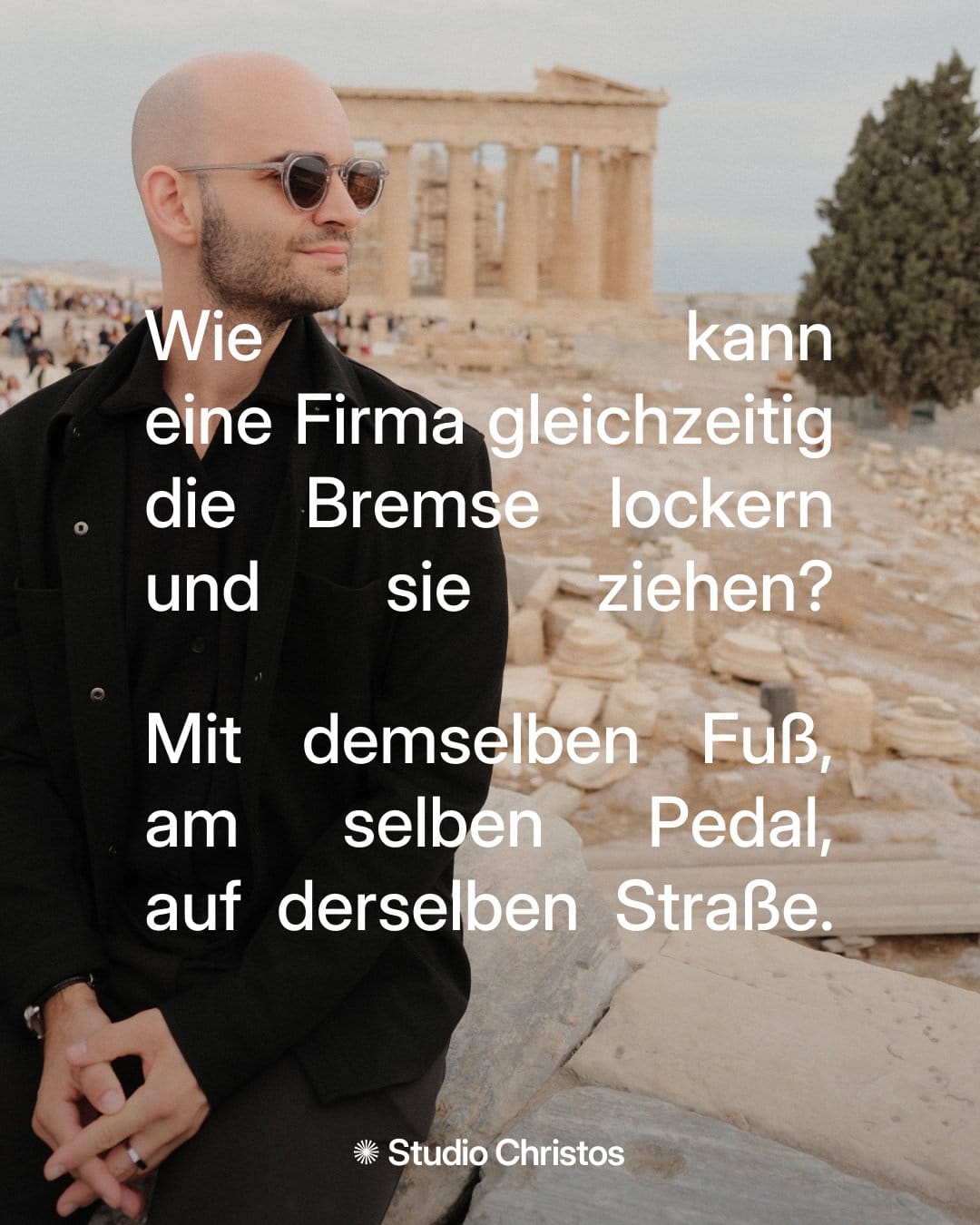 Christos Stavrou vor dem Parthenon. Text: Wie kann eine Firma gleichzeitig die Bremse lockern und sie ziehen?
