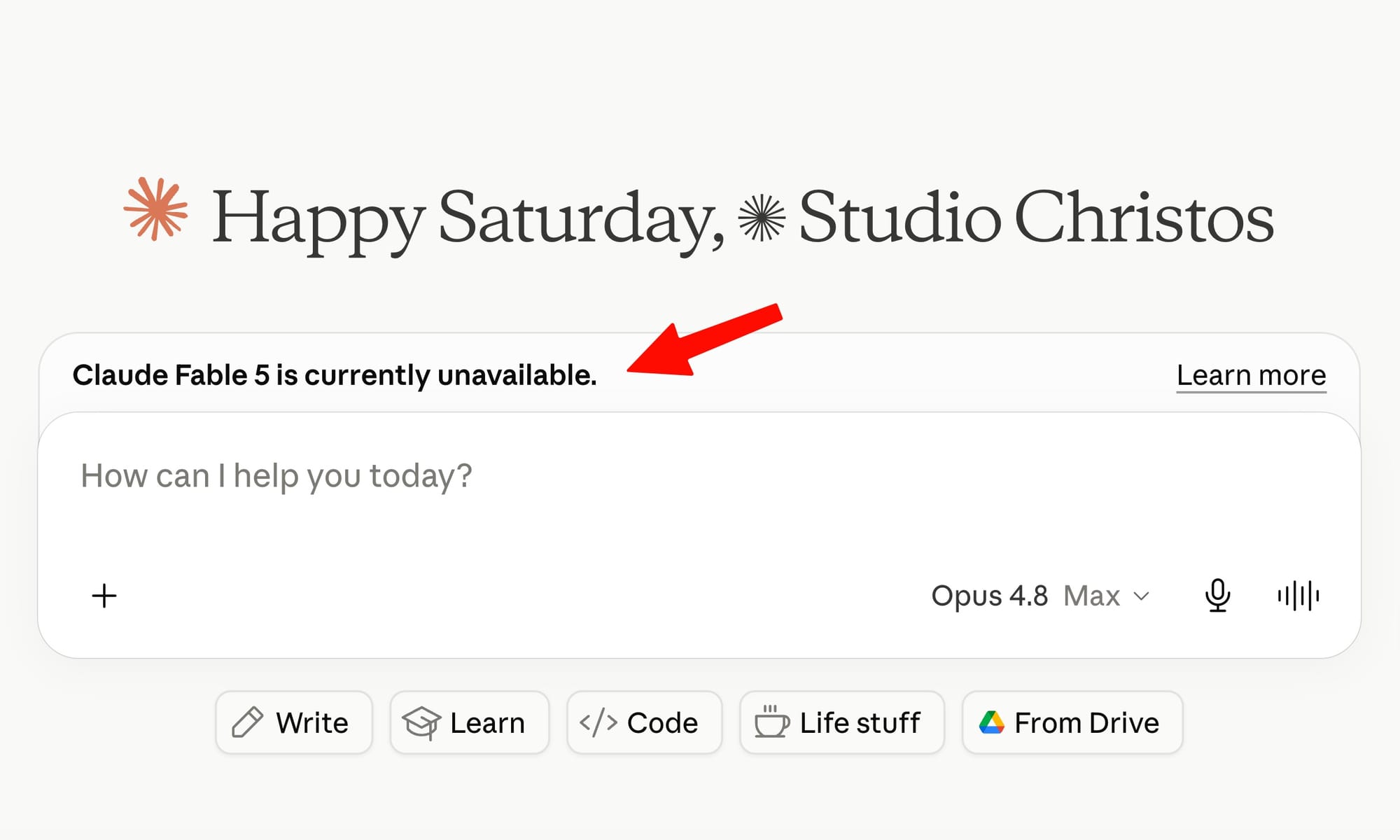 Fehlermeldung „Claude Fable 5 is currently unavailable“ mit rotem Pfeil im KI-Interface von Studio Christos.
