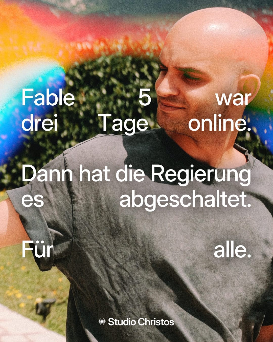 Mann mit Text: Fable 5 war drei Tage online. Dann hat die Regierung es abgeschaltet. Für alle. Studio Christos.