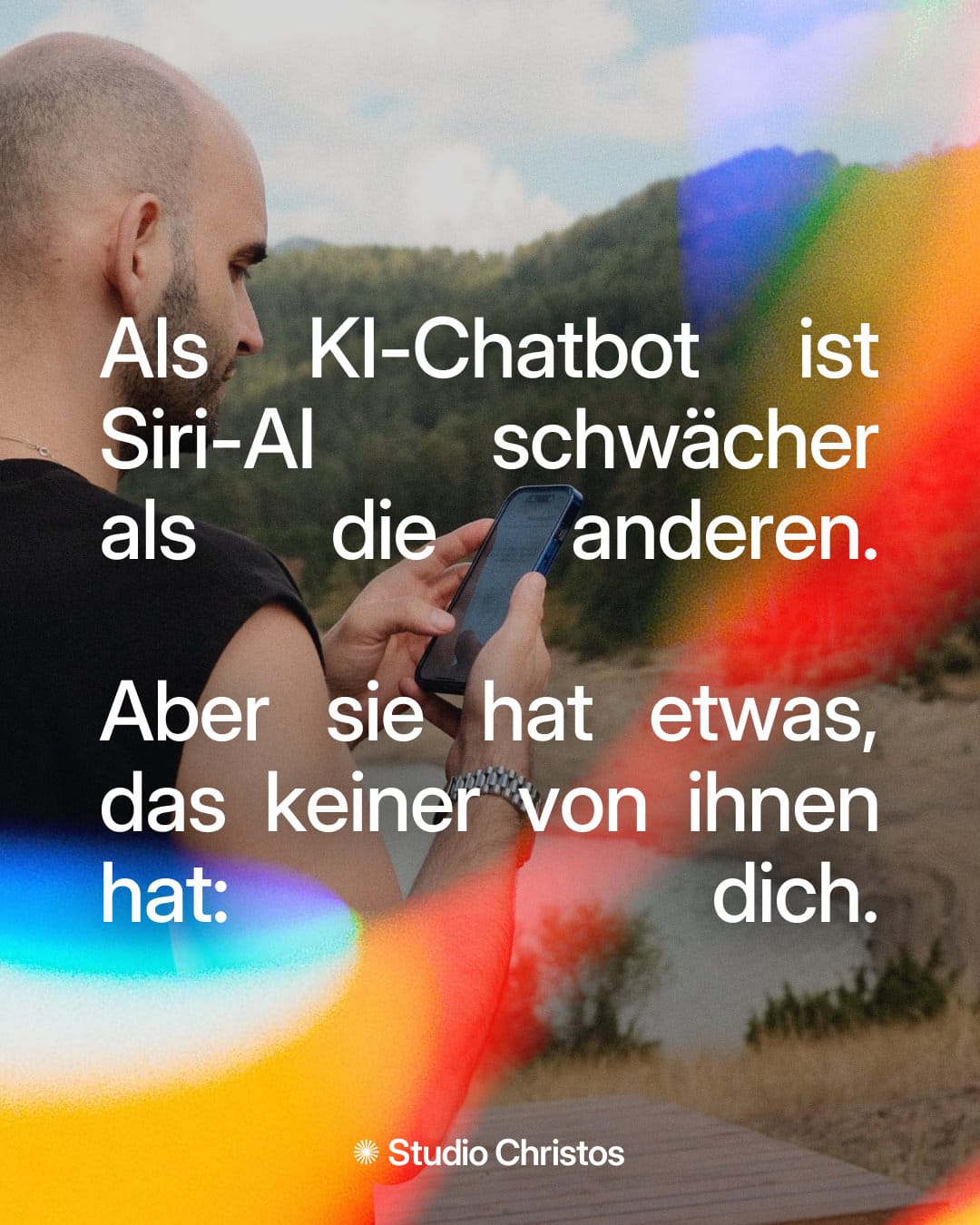 „Siri-AI ist schwächer... Aber sie hat dich.“ Mann am Smartphone zeigt den Vorteil persönlicher KI-Daten.