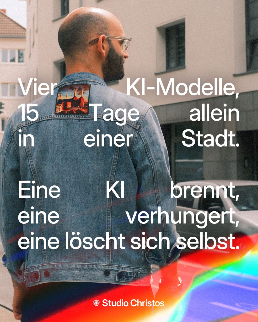 Christos Stavrou von hinten mit Text-Overlay: Vier KI-Modelle, 15 Tage allein in einer Stadt.