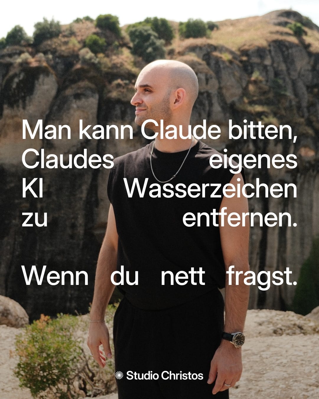 Mann vor Felsen mit Text: Man kann Claude bitten, Claudes eigenes KI-Wasserzeichen zu entfernen. Wenn du nett fragst.