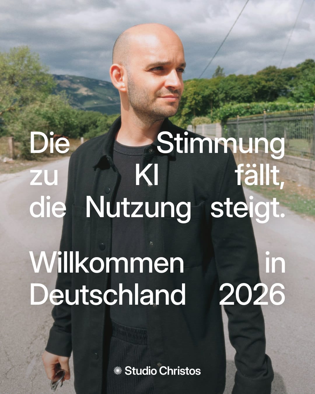Mann auf einer Landstraße, darüber Text: Die Stimmung zu KI fällt, die Nutzung steigt. Willkommen in Deutschland 2026