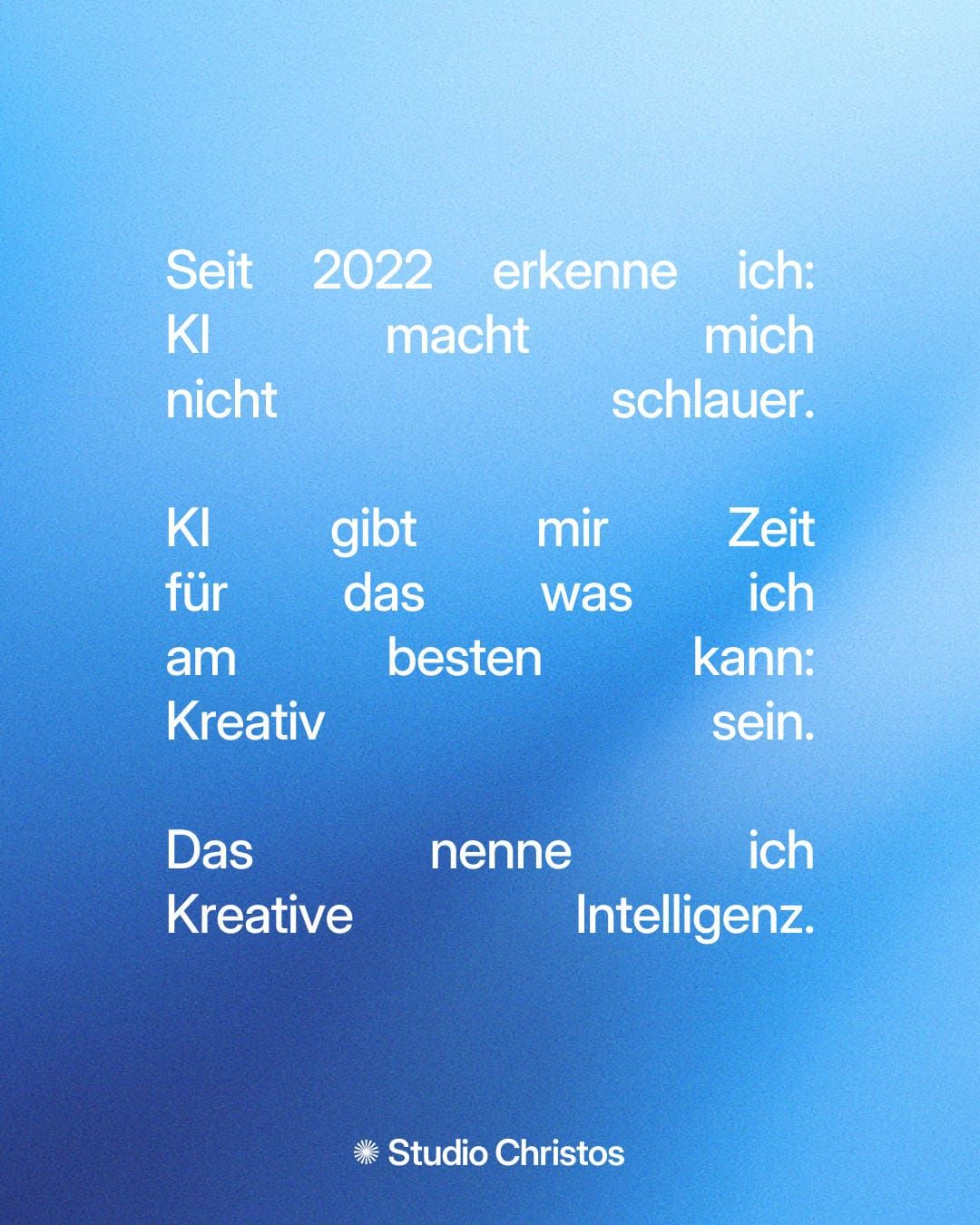 Zitat auf blauem Hintergrund: KI macht nicht schlauer, sondern gibt Zeit, um kreativ zu sein. Das nenne ich Kreative Intelligenz.