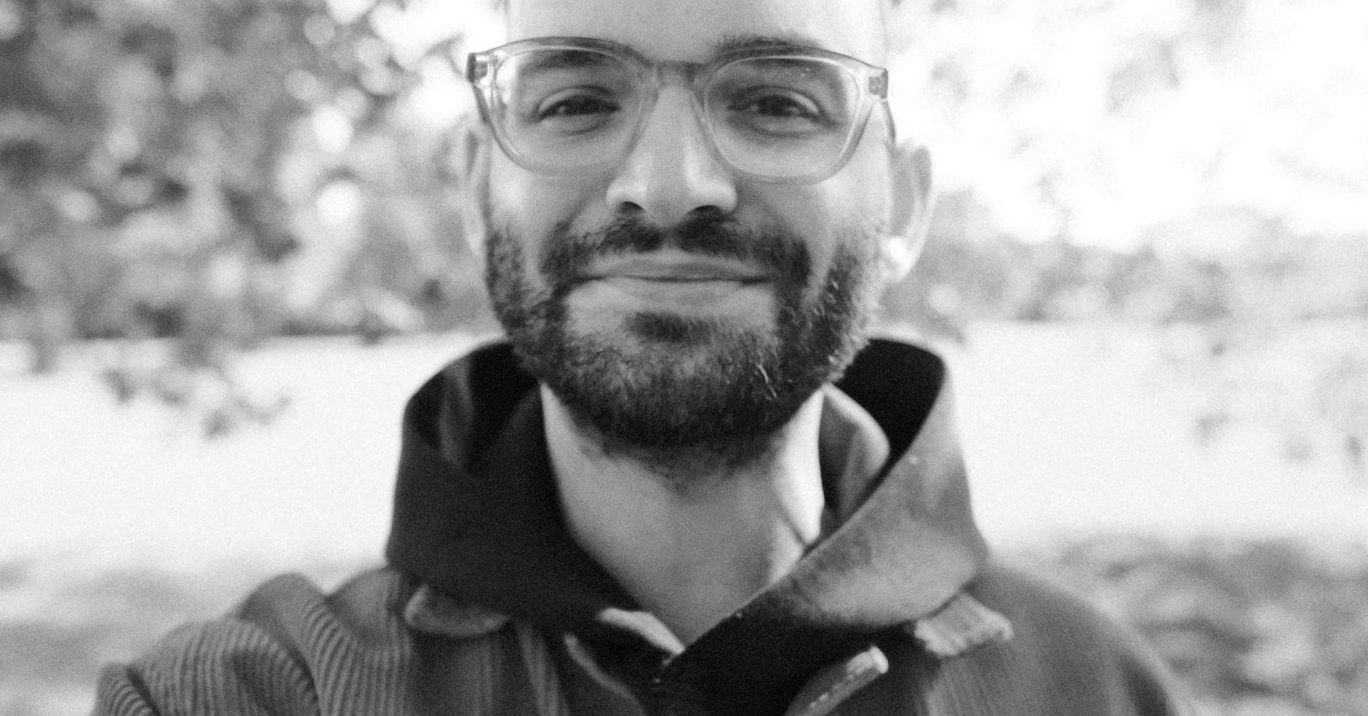 Christos Stavrou im Schwarzweiß-Porträt – Episode 9 „KI ✺ Kreative Intelligenz“ über Feedback, Klarheit und innere Ruhe.