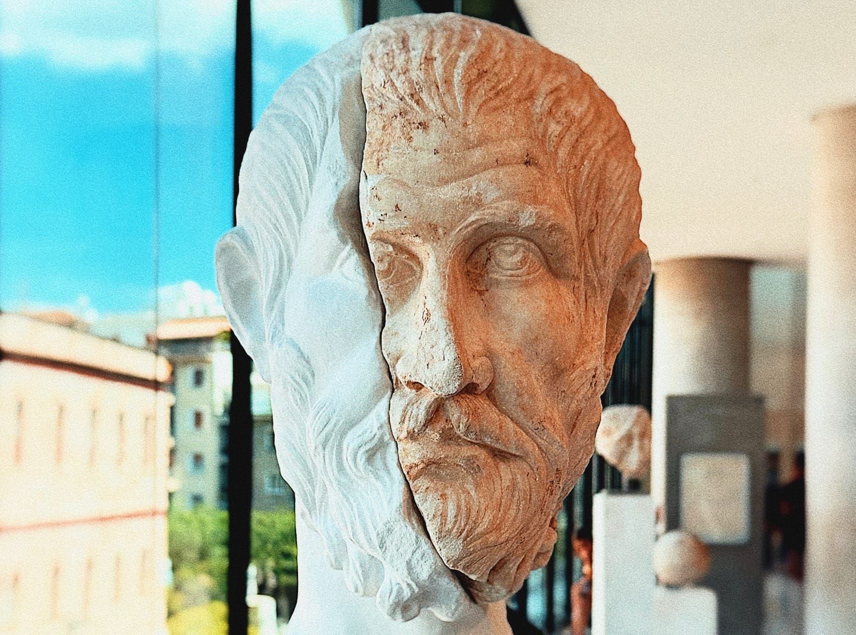 Geteilte Skulptur symbolisiert die zwei Gesichter des KI-Modells Claude Mythos: Faszination und versteckte Gefahr.