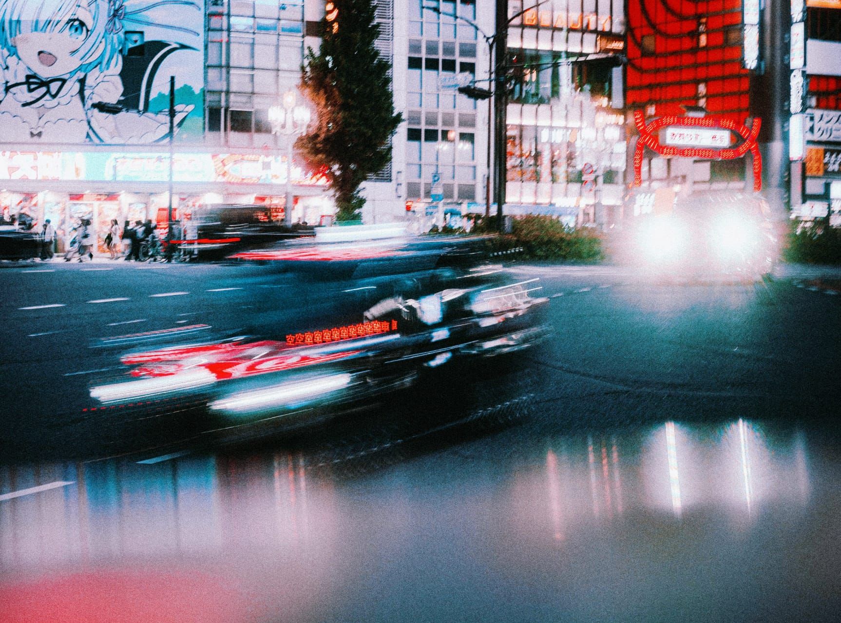 Dynamische Lichtstreifen einer nächtlichen Stadt in Japan als Metapher für die hohe Geschwindigkeit der KI-Entwicklung.