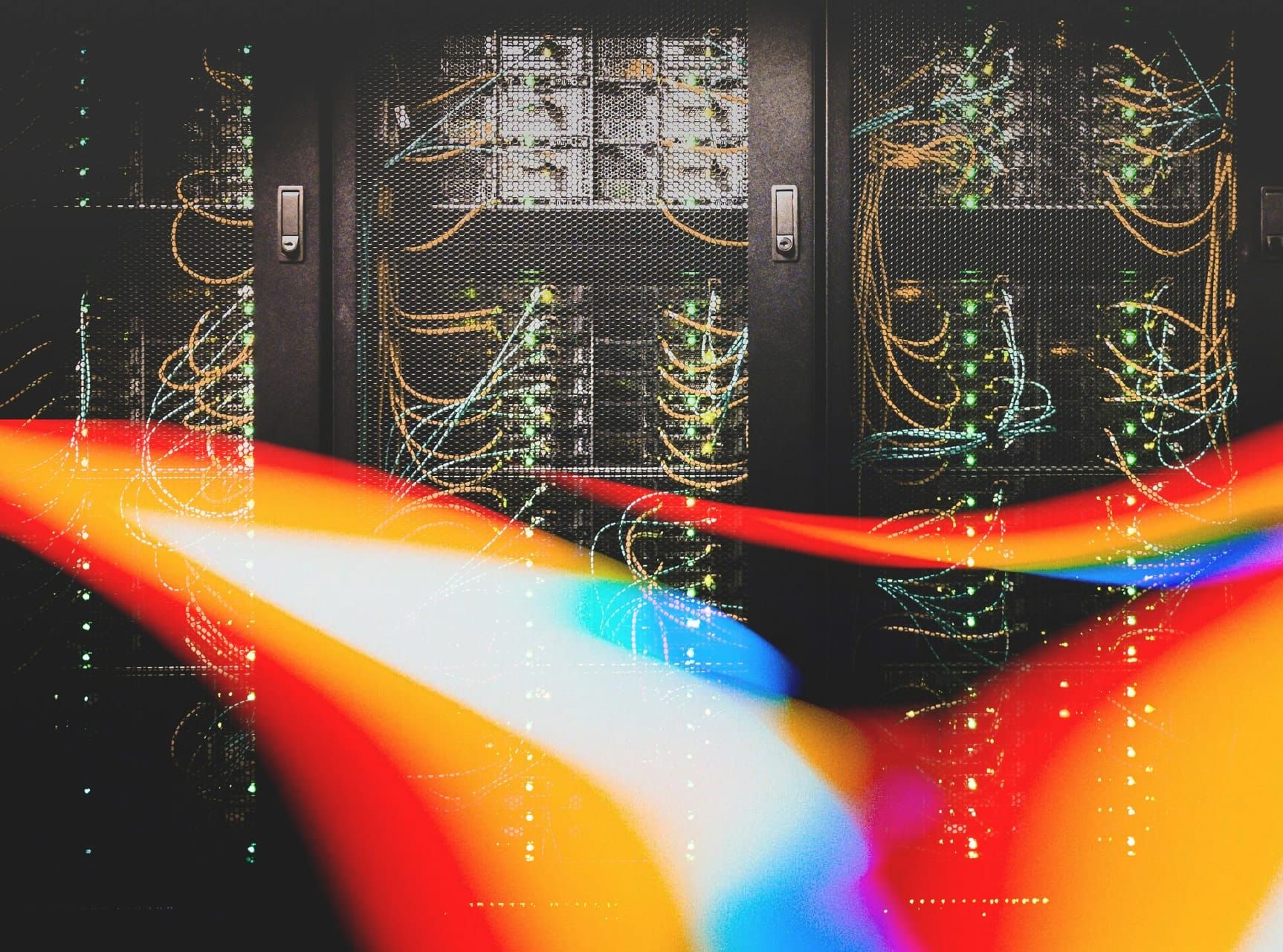 Beleuchtete Server-Racks mit bunten Lichtstreifen, die den enormen Bedarf an KI-Rechenleistung symbolisieren.