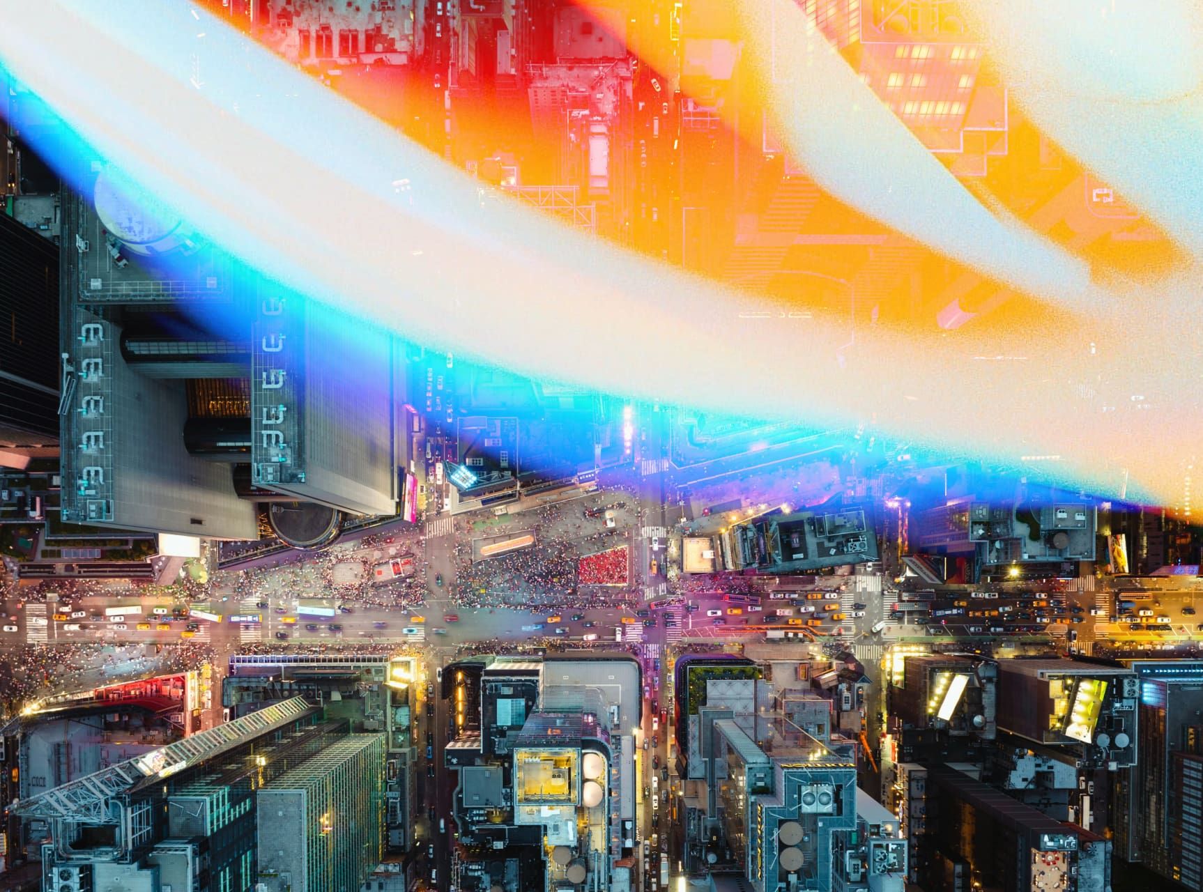 Nächtliche Stadtansicht von oben mit abstrakten Lichtverzerrungen. Visualisiert die digitale Welt der simulierten KI.