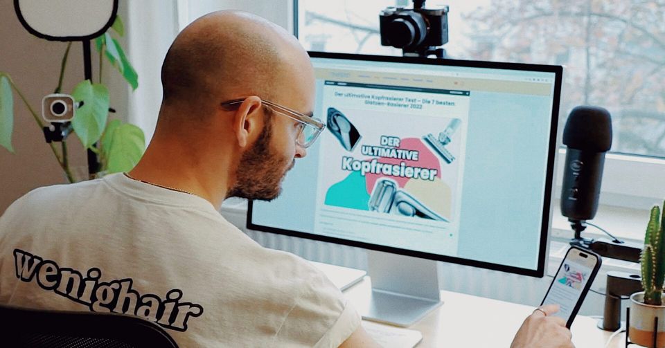 Der Gründer von wenighair nutzt KI, um seinen Denkprozess für einen "Kopfrasierer Test"-Artikel fundamental zu verändern.