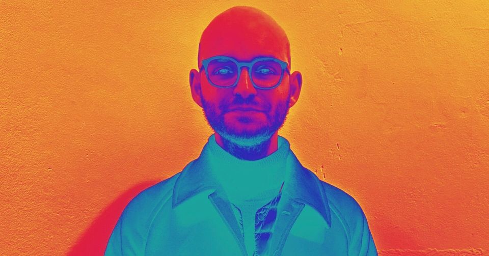 Künstlerisches Portrait in Wärmefarben als Sinnbild für Selbstreflexion und KI-Dialog über berufliche Identität.