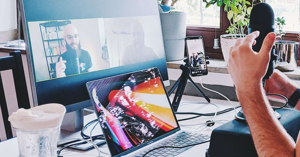 Christos Stavrou nimmt "KI ✺ Kreative Intelligenz"-Episode auf – über Community-Signale, echte Bedürfnisse und Content-Tiefe.