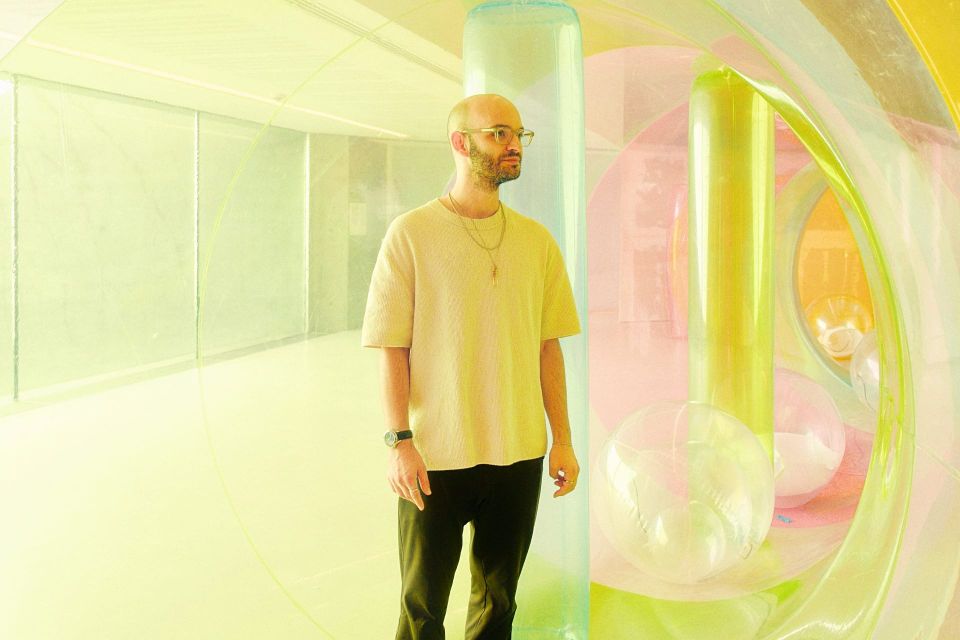 Studio Christos in bunter Kulisse. Symbol für die Transformation durch künstliche Intelligenz im Berufsalltag.