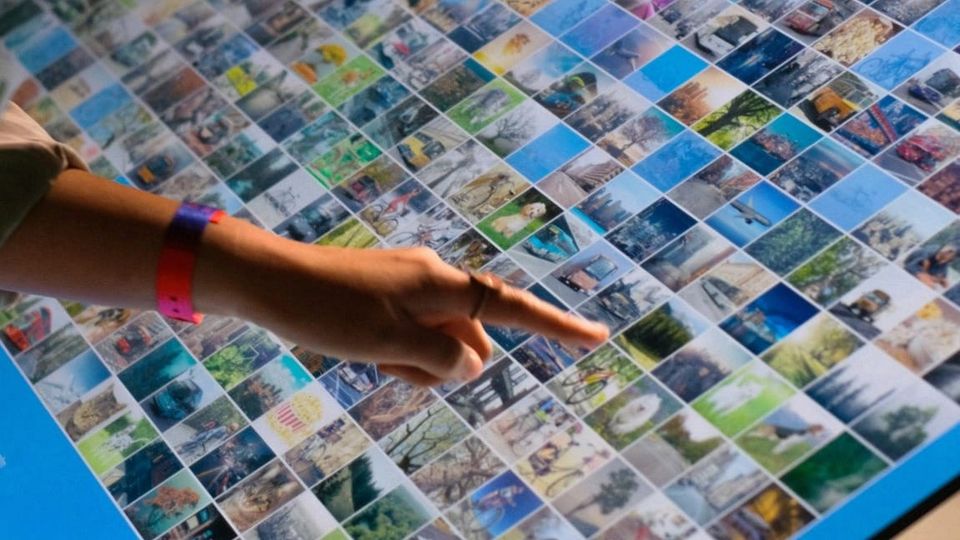 Abstrakte Grafik eines digitalen Gehirns vor Pixel-Hintergrund. Symbolisiert die KI-Interpretation von Bildschirmen.