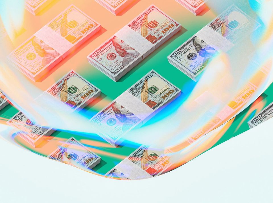 Holografische Wellen über 100-Dollar-Stapeln. Die Illustration visualisiert die enormen API-Kosten für KI-Rechenleistung.