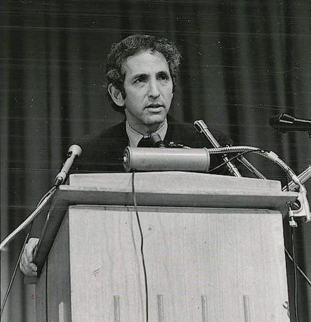 Daniel Ellsberg standing at a podium during a 1972 press conference. 