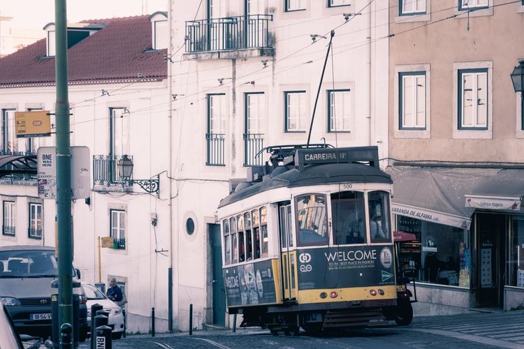 Tranvía en el barrio de Alfama en Lisboa