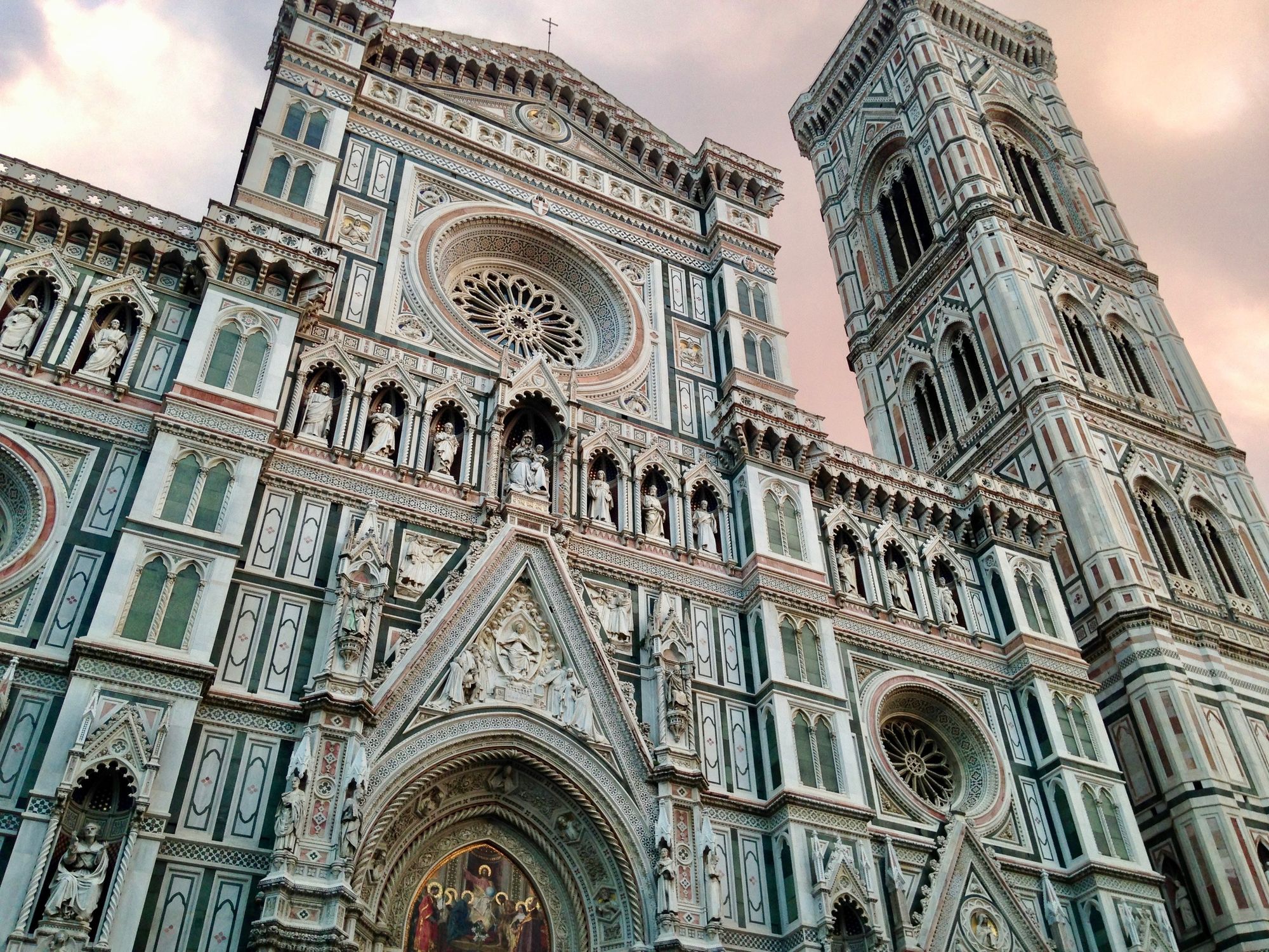 Immagine a basso angolo della Cattedrale di Firenze